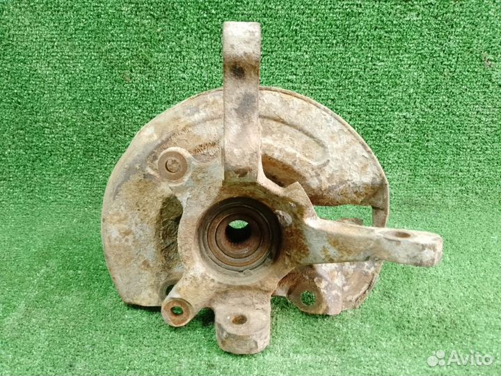 Кулак поворотный передний правый Mitsubishi Colt