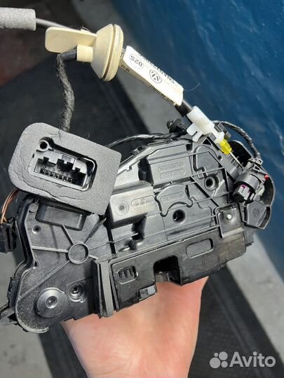 Замок двери передней левой Volkswagen Tiguan