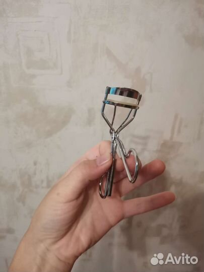 Щипцы для завивки и пластик для окрашивания ресниц