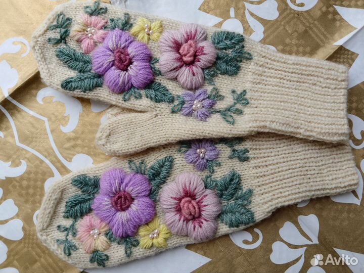 Варежки ручной работы с вышивкой