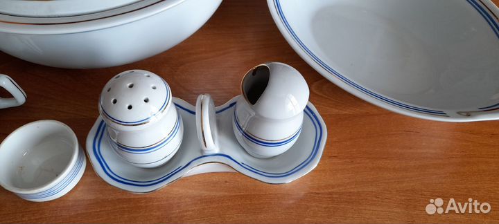 Набор фарфоровой посуды, пр-во Корея