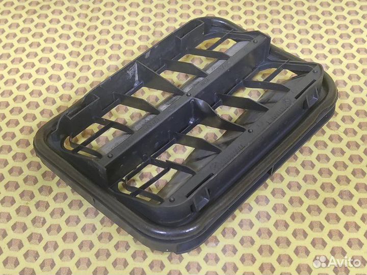 Решетка вентиляционная левая Renault Logan L8 K7M