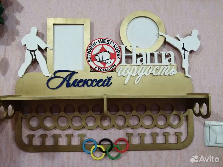 Медальница с полкой