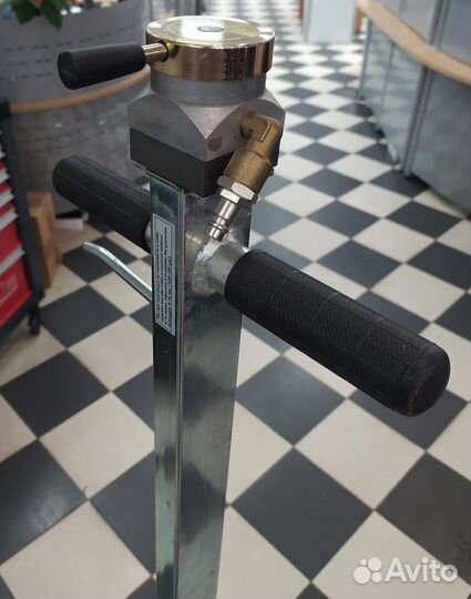 Домкрат подкатной пневмогидравлический Compac AV20