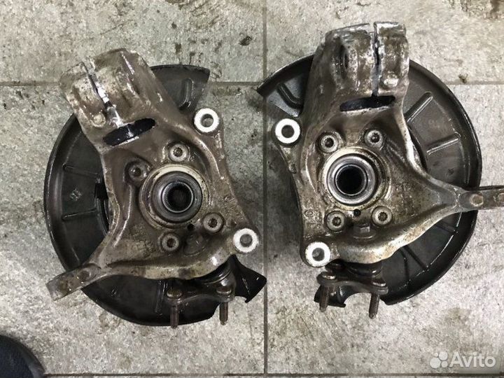 Кулак передний левый правый Volkswagen Passat B7