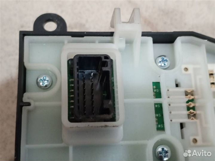 Кнопка фиксатора стояночного тормоза Toyota Camry