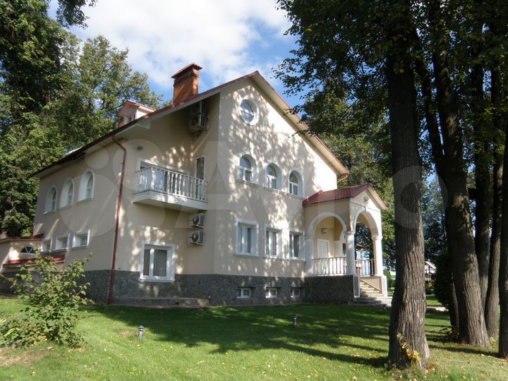 Дом 425 м² на участке 3 га