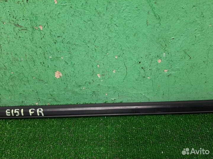 Уплотнитель стекла передний правый Honda Civic 4D