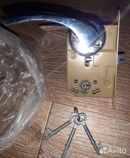 Замок врезной с ручкой