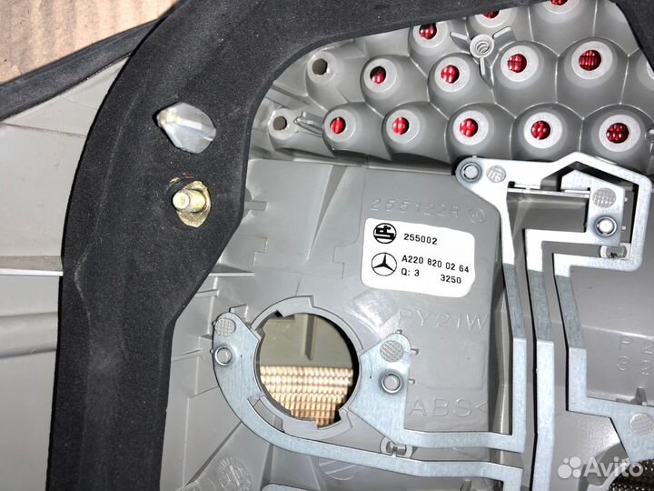 Фонарь задний правый A2208200264 Mercedes W220 S