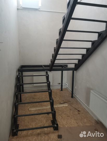 Сварной Каркас П-образной Лестницы на Второй Этаж