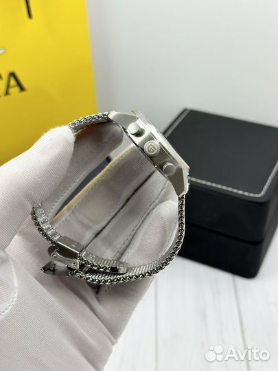 Мужские наручные часы на браслете