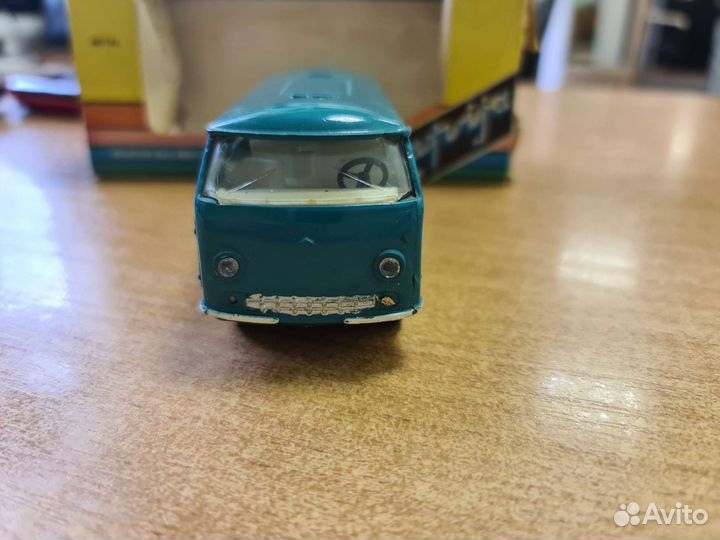 Модель СССР 1:43. Раф 977