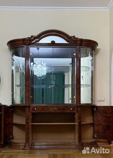Шкаф витрина