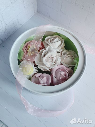 Зефирные цветы в шляпной коробке