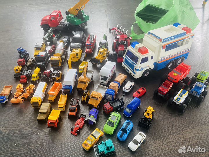 Машинки много