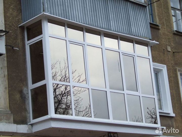 Остекление балкона окнами с тонировкой