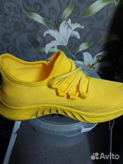 Кроссовки женские