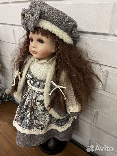 Кукла фарфоровая