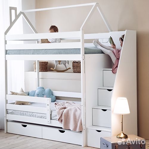 Двухъярусная кровать с лестницей комодом