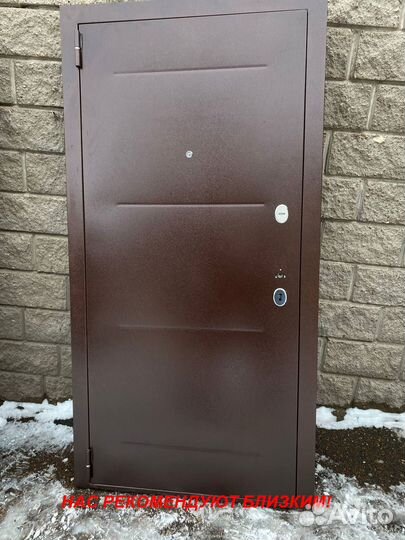 Тяжелая дверь металлическая в дом