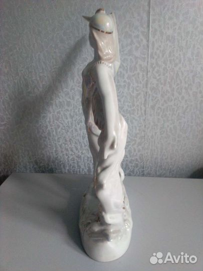 Старинная фарфоровая статуэтка СССР