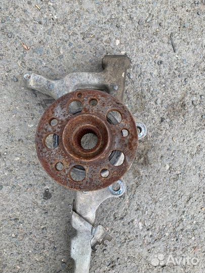 Кулак поворотный со ступицей передний левый