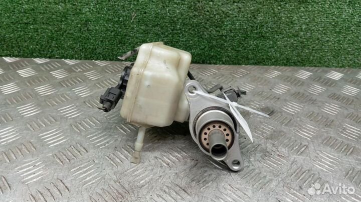 Главный тормозной цилиндр Volkswagen Golf 6