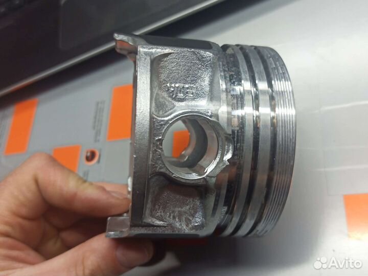 Поршень с пальцем и стопорными кольцами