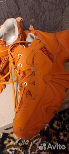 Кроссовки женские