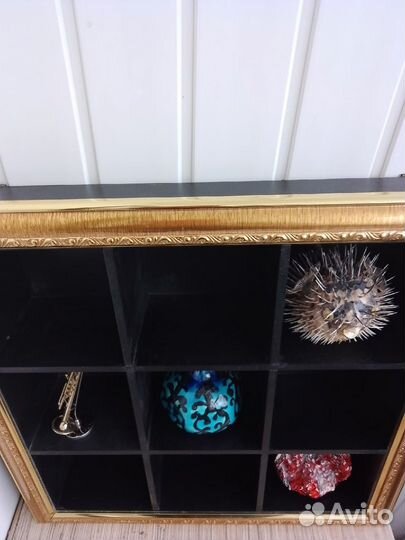 Навесная полка в золотой багетной раме