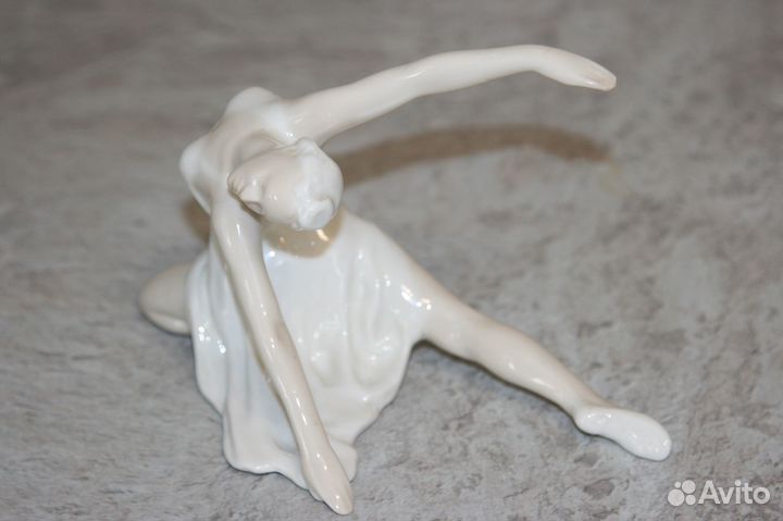 Фигурка фарфоровая 