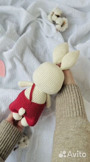 Вязаная игрушка Зайка