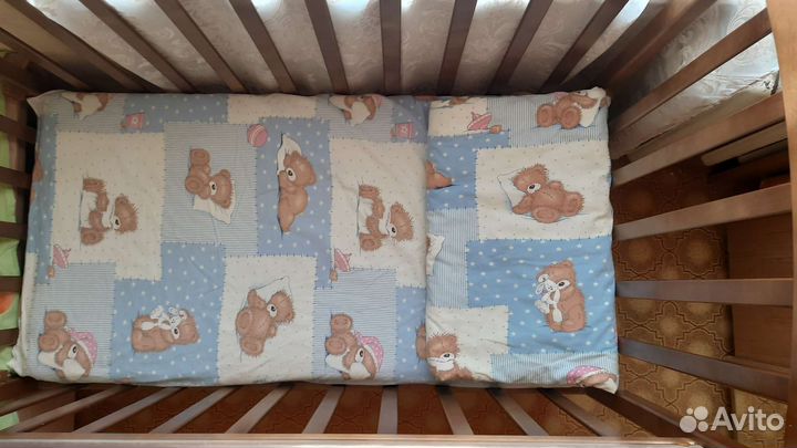 Детская кроватка с маятником