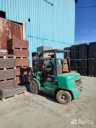 Рабочий на производство Брусчатки