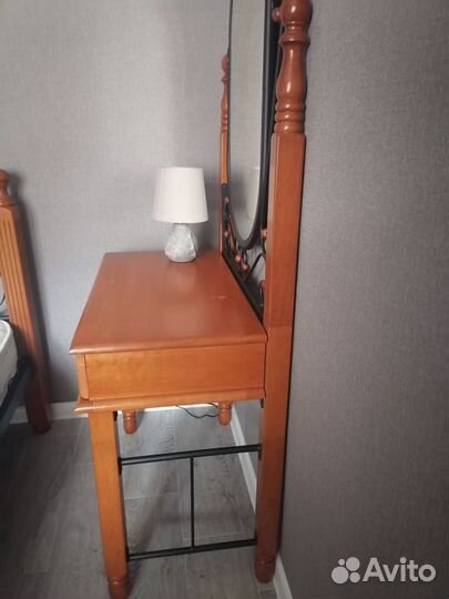 Туалетный столик с зеркалом с пуфиком