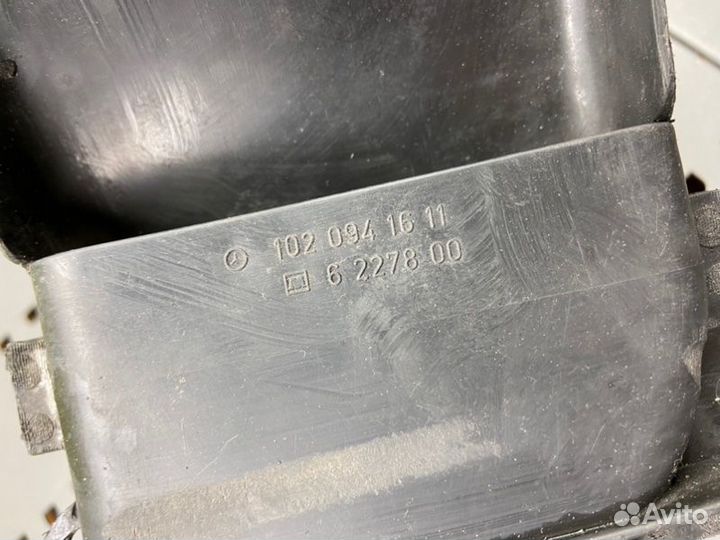 Заборник воздуха Mercedes-Benz S124 M102.982 1989