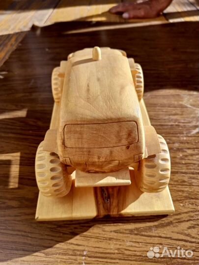 Машина из дерева сувенир