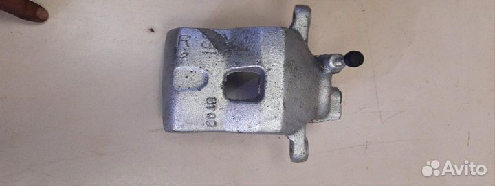 Суппорт передний правый Mazda 323