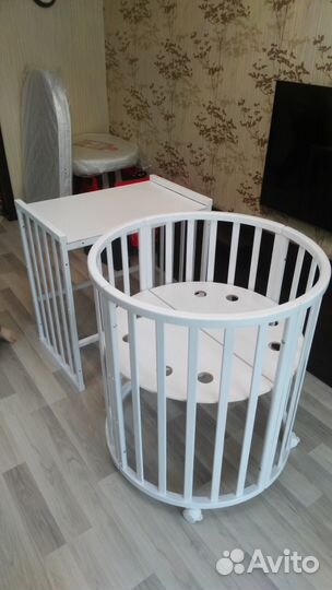 Круглая кроватка с двумя матрасами и маятником