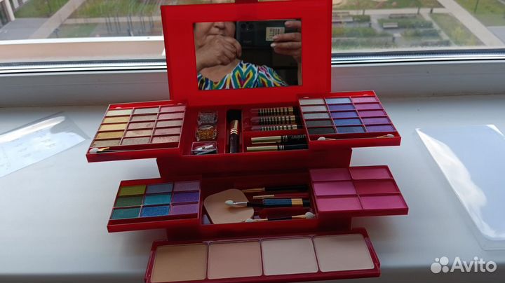 Подарочный набор косметики в чемодане