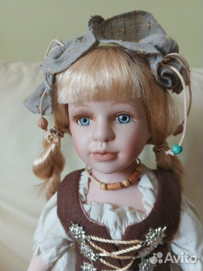 Кукла фарфоровая в национальном костюме Германия