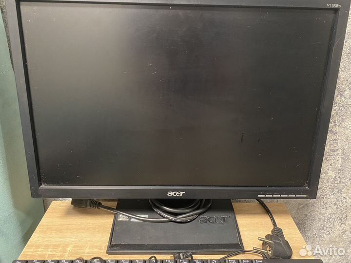 Монитор и клавиатура для компьютера