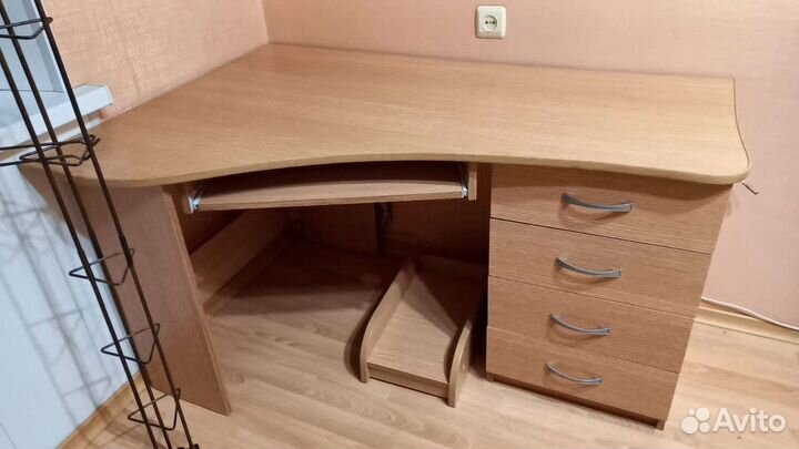 Компьютерный стол угловой