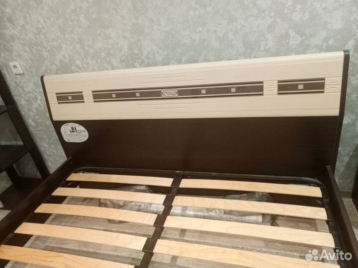 Кровать двухспальная с матрасом