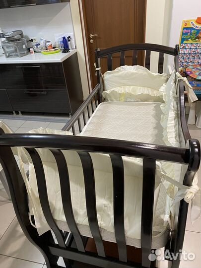 Детская кроватка с маятником