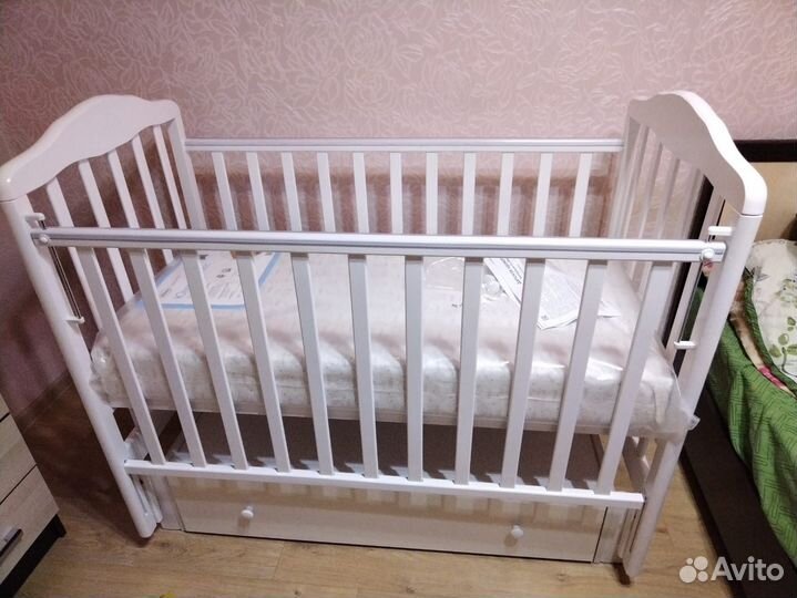 Детская кроватка с маятником