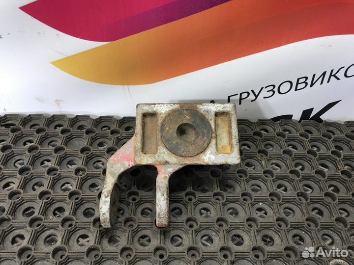 384973 Кронштейн амортизатора правый