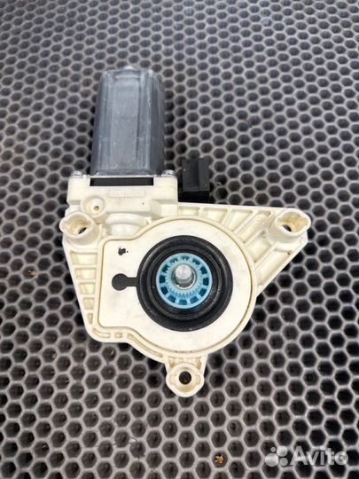 Мотор стеклоподъемника передний левый Volkswagen