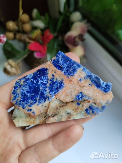 Спилы содалит, флюорит, яшма, шерл, кунцит